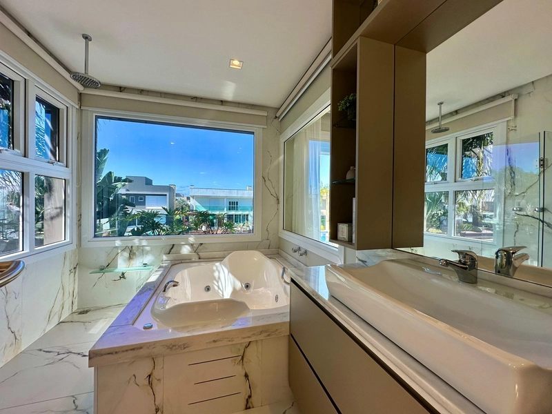 Residência 5 suítes, beira lago, com piscina e deck, no MALIBU!: 25ª foto da galeria de imagens do imóvel