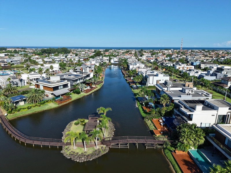 Residência 5 suítes, beira lago, com piscina e deck, no MALIBU!: 30ª foto da galeria de imagens do imóvel