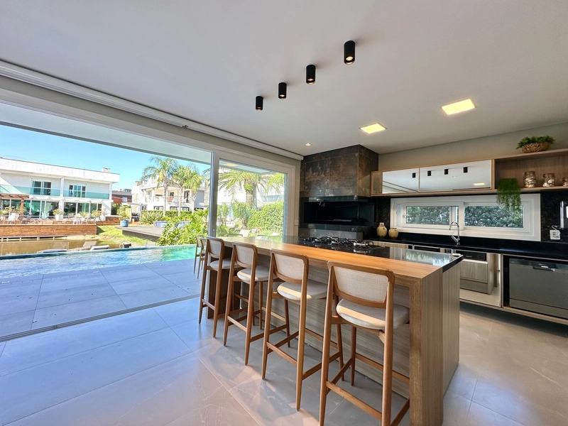 Residência 5 suítes, beira lago, com piscina e deck, no MALIBU!: 8ª foto da galeria de imagens do imóvel
