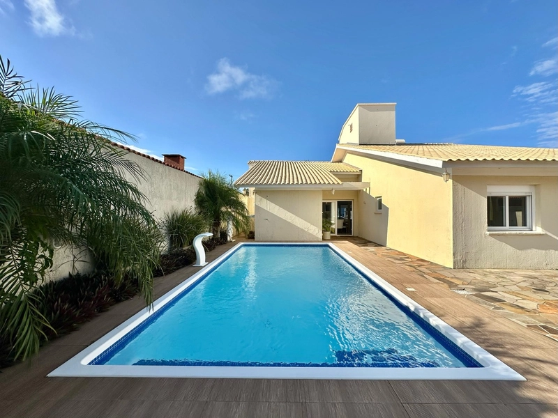 Residência 4 dormitórios, mobiliada, com piscina, em Atlântida!: 2ª foto da galeria de imagens do imóvel