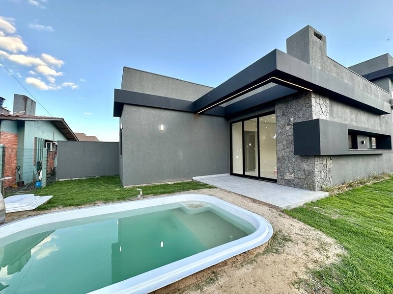 Residência 3 dormitórios, de esquina, com piscina, perto da praia!: 2ª foto da galeria de imagens do imóvel