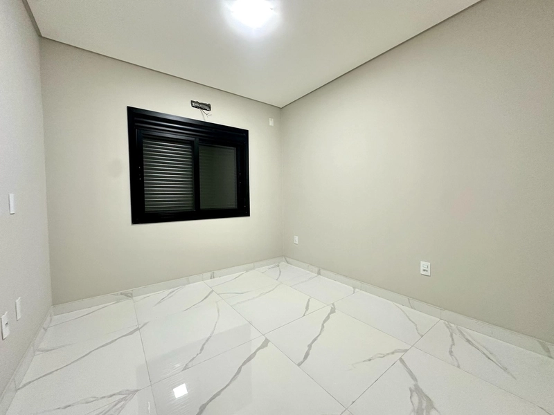 Residência 3 dormitórios, de esquina, com piscina, perto da praia!: 9ª foto da galeria de imagens do imóvel