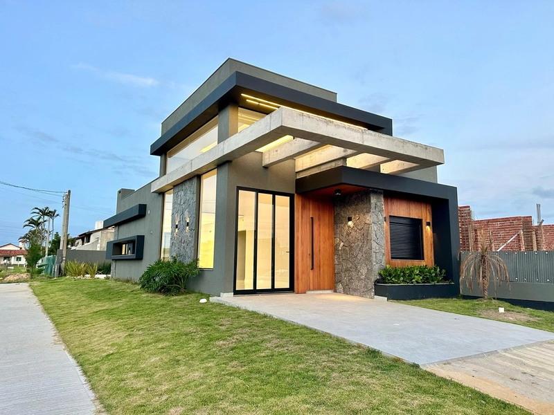 Residência 3 dormitórios, de esquina, com piscina, perto da praia!: 1ª foto da galeria de imagens do imóvel