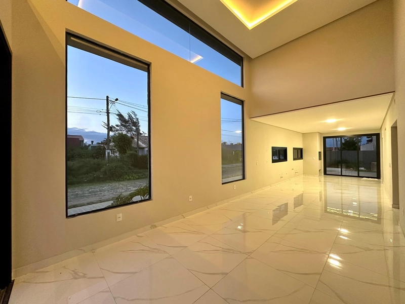 Residência 3 dormitórios, de esquina, com piscina, perto da praia!: 3ª foto da galeria de imagens do imóvel