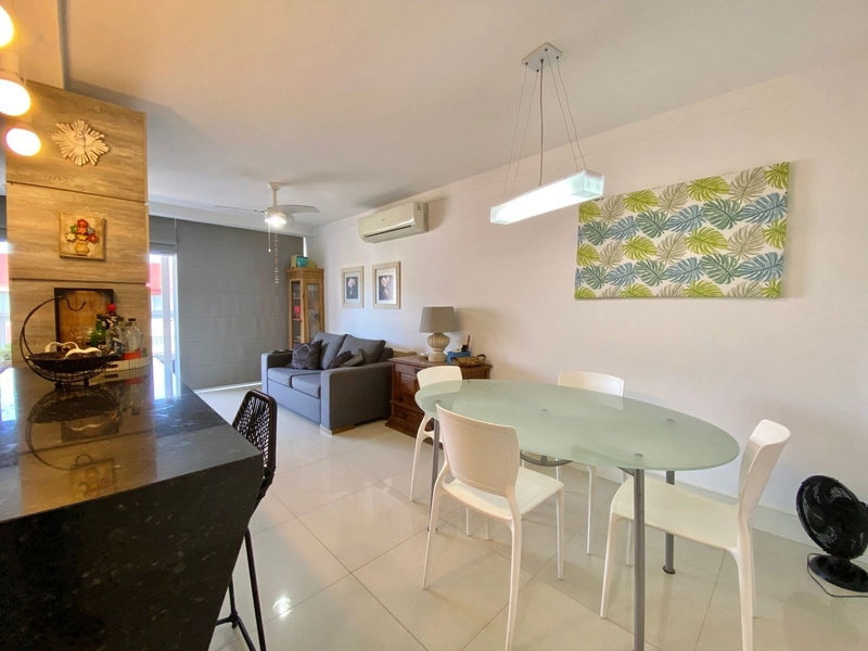 Apartamento 1 dormitório, com SACADA DE FRENTE, perto da praia!: 2ª foto da galeria de imagens do imóvel