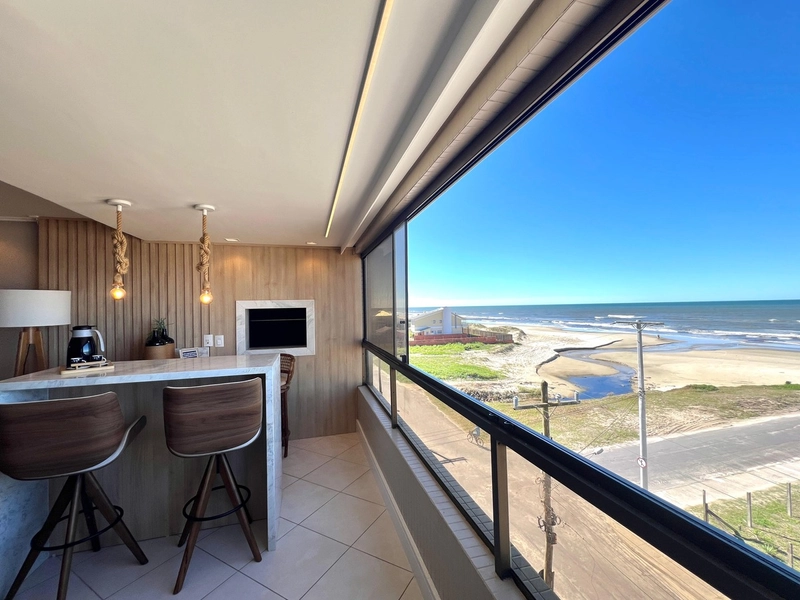 Apartamento à beira mar, 2 dormitórios com sacada de frente para o mar: 2ª foto da galeria de imagens do imóvel