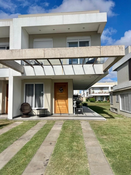 Casa 3 dormitórios, de esquina, beira lago, mobiliada, no MURANO!: 1ª foto da galeria de imagens do imóvel