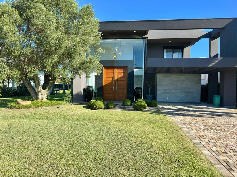 Residência beira lago, 5 suítes, decorada, no Condomínio Enseada!: 1ª foto da galeria de imagens do imóvel