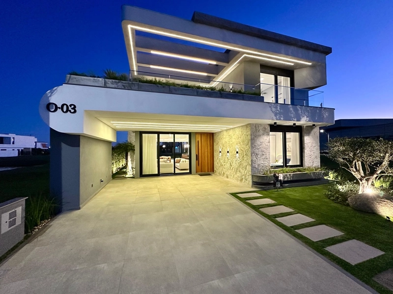 Residencia 4 suítes, decorada, com piscina, beira lago, no AMARE!: 1ª foto da galeria de imagens do imóvel