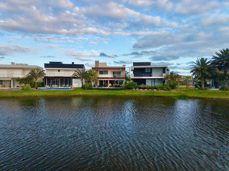 Residencia 4 suítes, beira lago, no Condomínio Enseada, Xangri-Lá!: 5ª foto da galeria de imagens do imóvel