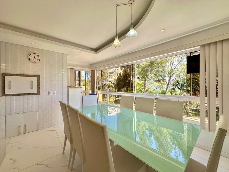 Apartamento com terraço, de frente para à Praça Flávio Boianowski!