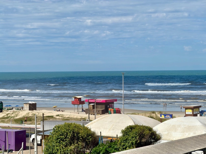 Apartamento com vista para o mar e para a Praça do Farol, em Capão!: 1ª foto da galeria de imagens do imóvel