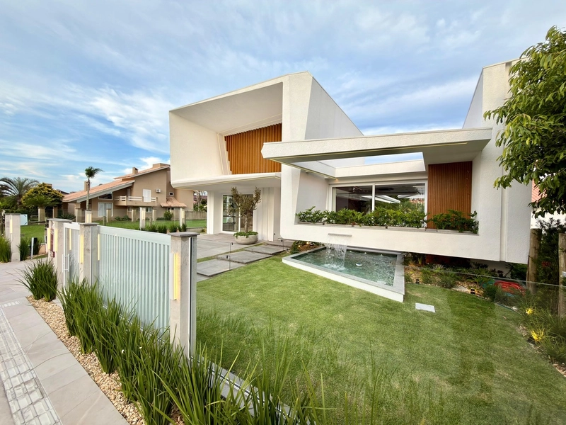 Residência plana, 4 suítes, decorada, com piscina, em Atlântida!