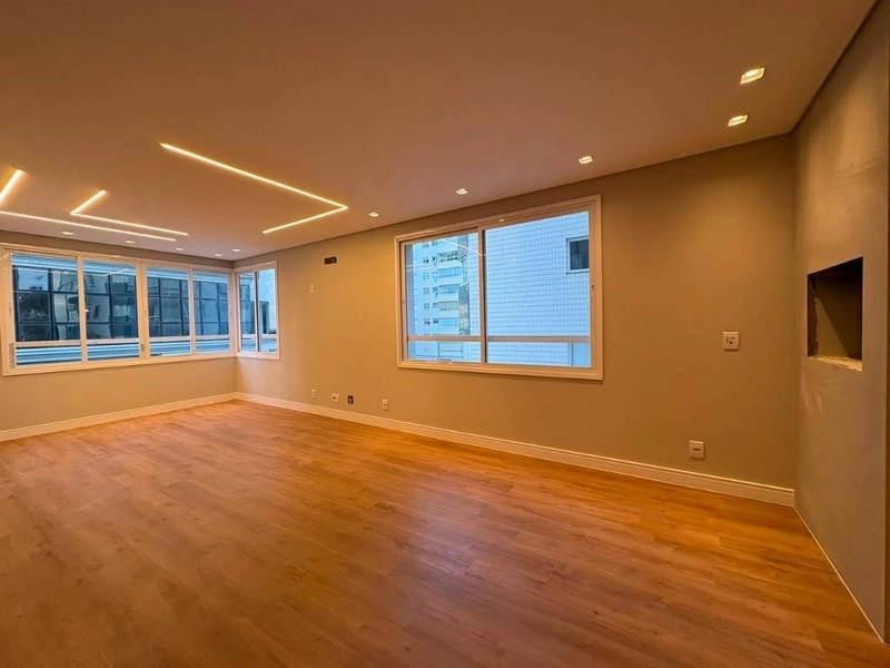 Apartamento de frente, com vista para o mar, 2 dormitórios, em Capão!