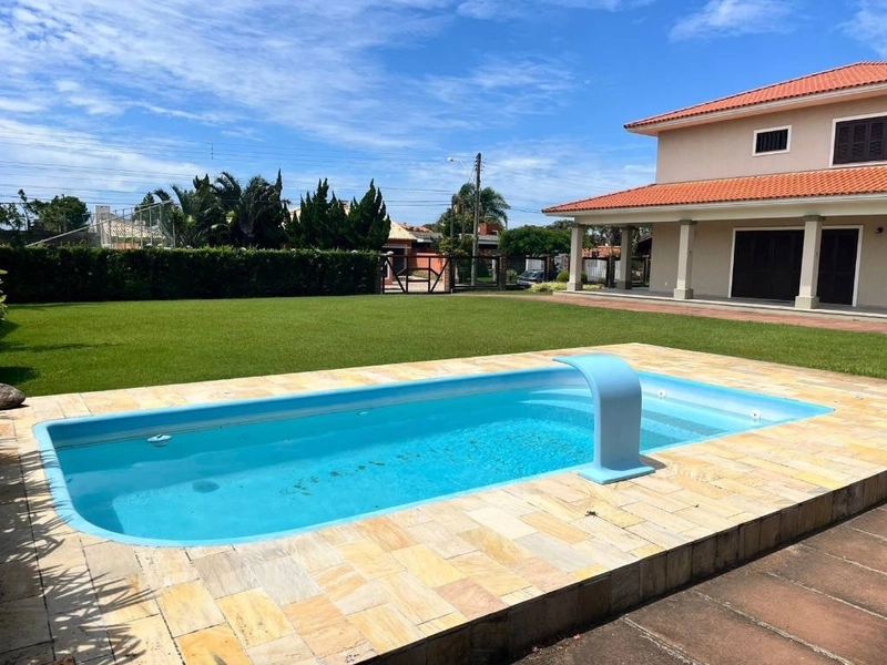 Sobrado com piscina, com 2 terrenos, em Atlântida!: 2ª foto da galeria de imagens do imóvel