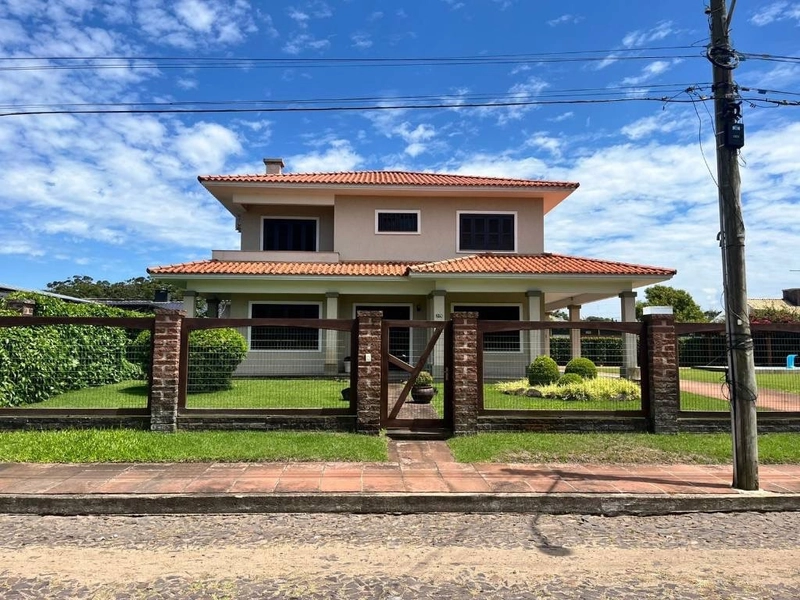 Sobrado com piscina, com 2 terrenos, em Atlântida!