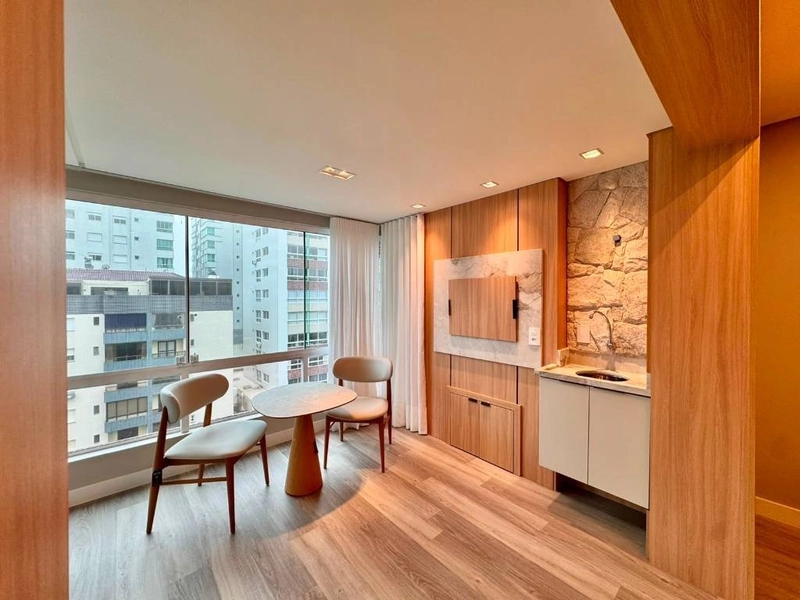 Apartamento com ampla sacada de frente, 2 dormitórios, decorado!: 2ª foto da galeria de imagens do imóvel