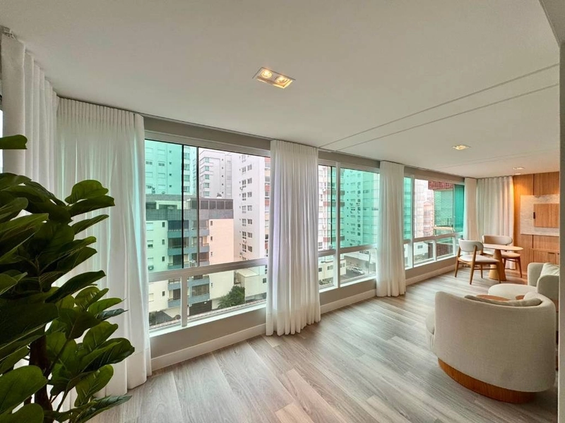 Apartamento com ampla sacada de frente, 2 dormitórios, decorado!: 7ª foto da galeria de imagens do imóvel