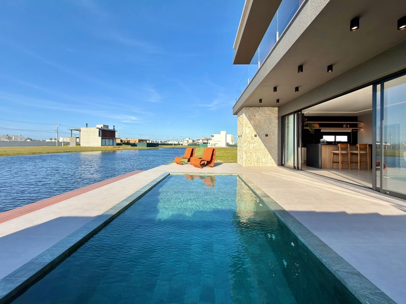 Residência nova, beira lago, com piscina, no Condomínio ZEN!: 2ª foto da galeria de imagens do imóvel
