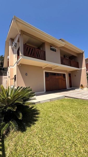 Casa semi mobiliada com amplas áreas sociais