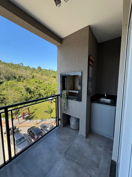 apartamento semi mobiliado com varanda: 3ª foto da galeria de imagens do imóvel