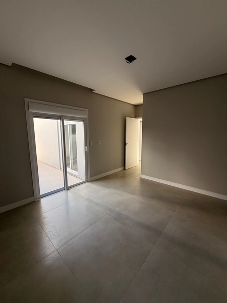 Casa ampla com 3 dormitórios e piscina: 8ª foto da galeria de imagens do imóvel