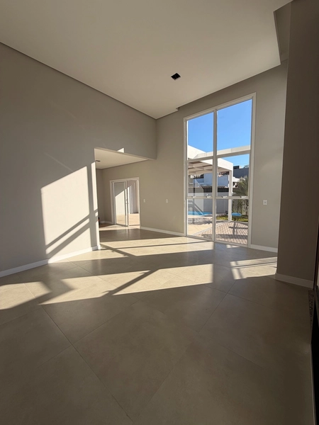 Casa ampla com 3 dormitórios e piscina: 5ª foto da galeria de imagens do imóvel