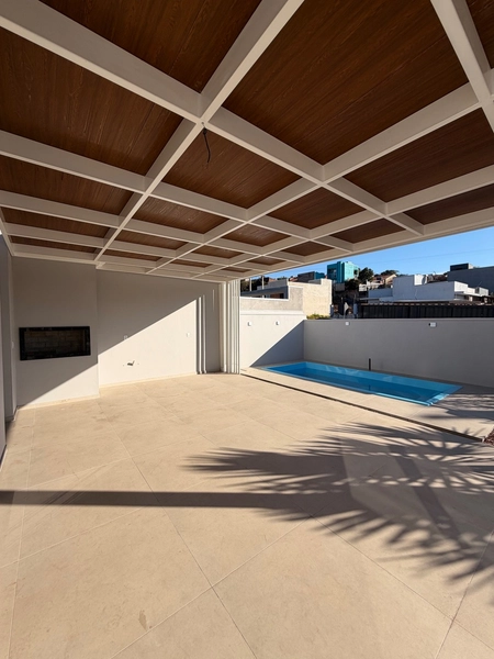 Casa ampla com 3 dormitórios e piscina: 3ª foto da galeria de imagens do imóvel