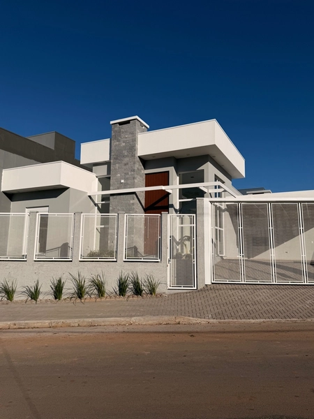 Casa ampla com 3 dormitórios e piscina