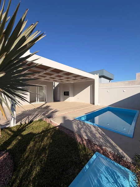 Casa ampla com 3 dormitórios e piscina: 2ª foto da galeria de imagens do imóvel