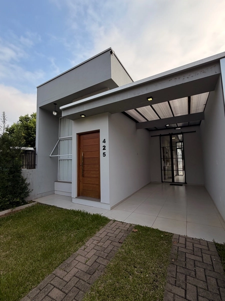 Casa semi mobiliada com pátio nos fundos: 1ª foto da galeria de imagens do imóvel