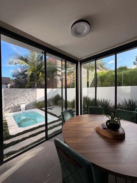 Casa com 3 dormitórios e piscina: 3ª foto da galeria de imagens do imóvel