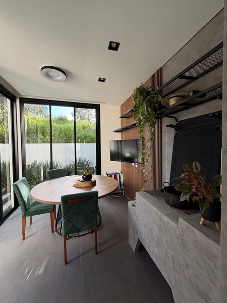 Casa com 3 dormitórios e piscina: 14ª foto da galeria de imagens do imóvel