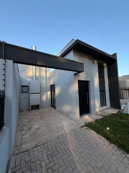 casa plana em regiao central com 2 dormitorios