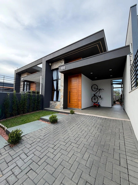 Casa semi mobiliada com piscina: 1ª foto da galeria de imagens do imóvel