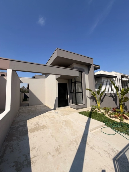 Casa plana com 2 dormitórios sendo 1 suíte