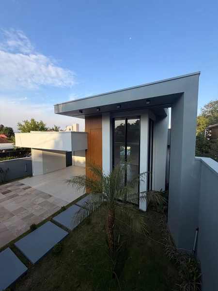 Casa plana de alto padrão, entregue mobiliada: 2ª foto da galeria de imagens do imóvel