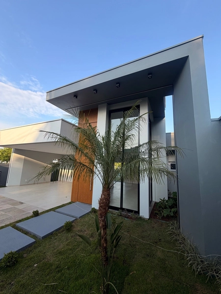 Casa plana de alto padrão, entregue mobiliada: 1ª foto da galeria de imagens do imóvel