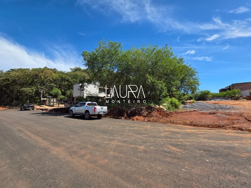 Terreno alto, no pé do morro, próximo da Avenida Pilad Rebua