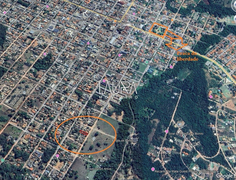 Terreno toda murado e aterrado próximo a praça no centro de Bonito: 3ª foto da galeria de imagens do imóvel