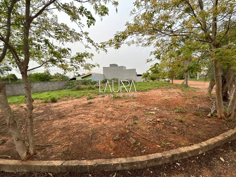 Terreno de esquina próximo da área verde: 1ª foto da galeria de imagens do imóvel
