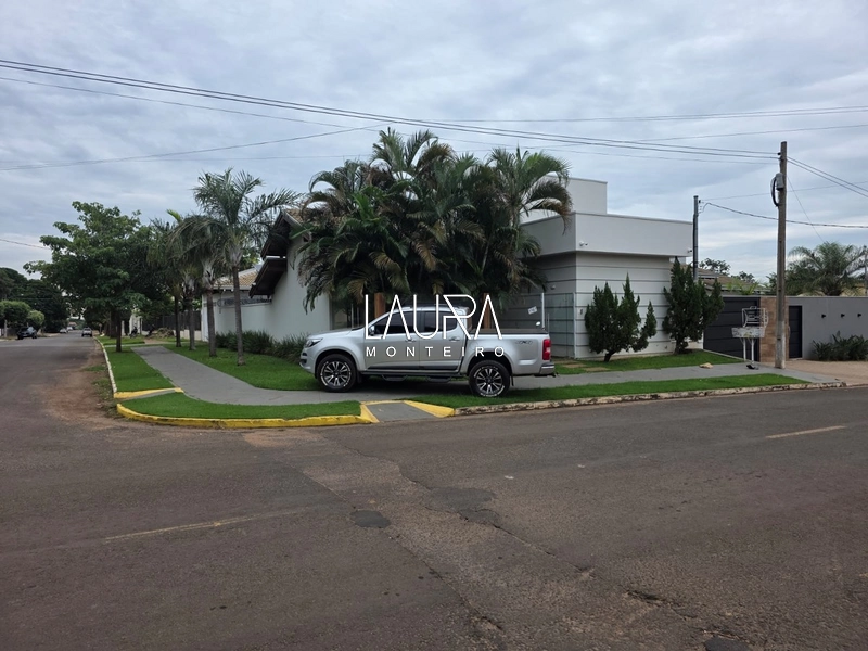 Casa térrea, com 3 suítes + piscina a duas quadras do Fórum de Bonito: 1ª foto da galeria de imagens do imóvel