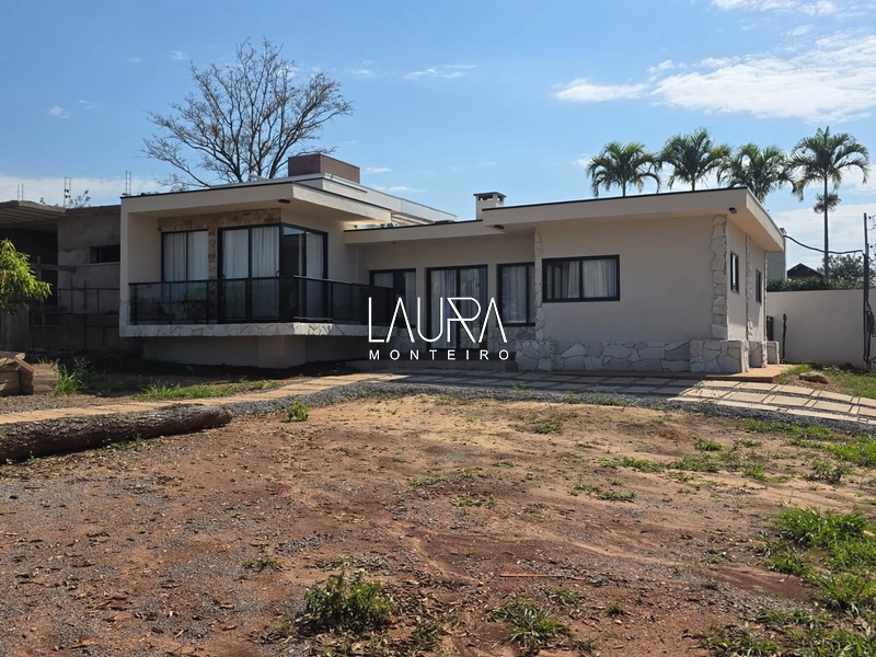 Casa primeira linha, na Av. no Solar dos Lagos