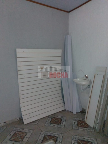 CASA COM GRANDE LOJA EM FRENTE!: 8ª foto da galeria de imagens do imóvel
