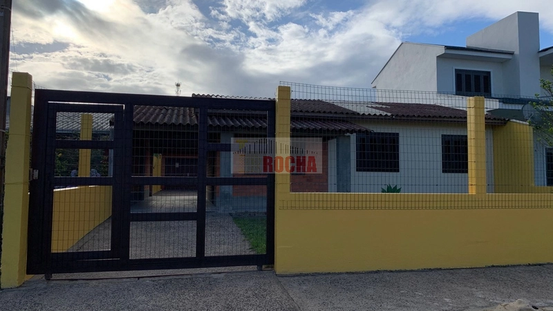 Linda casa a meia quadra do mar!: 1ª foto da galeria de imagens do imóvel