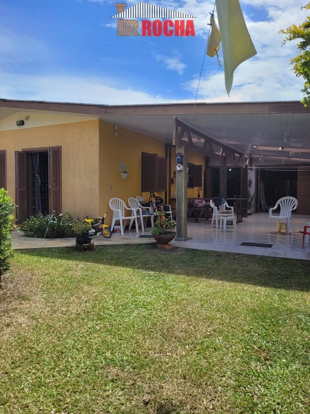 CASA DE AMPLO PÁTIO COM PISCINA!: 3ª foto da galeria de imagens do imóvel
