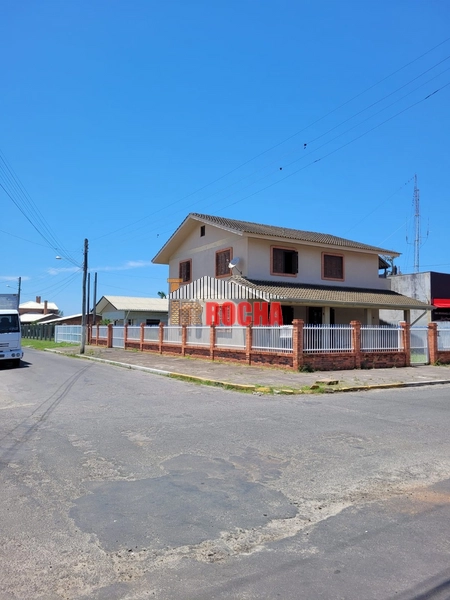 SOBRADO DE ESQUINA A 1 QUADRA DO MAR!: 1ª foto da galeria de imagens do imóvel