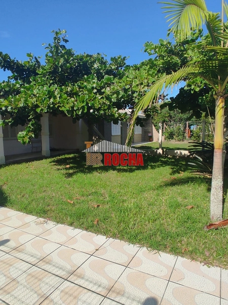 CASA COM LAJE A UMA QUADRA DO MAR!: 3ª foto da galeria de imagens do imóvel