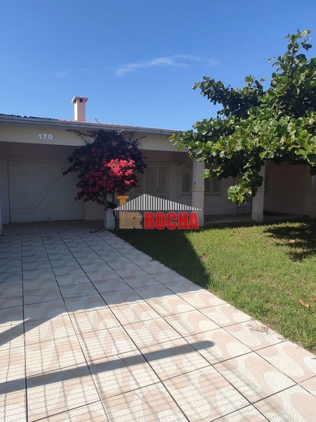 CASA COM LAJE A UMA QUADRA DO MAR!: 1ª foto da galeria de imagens do imóvel