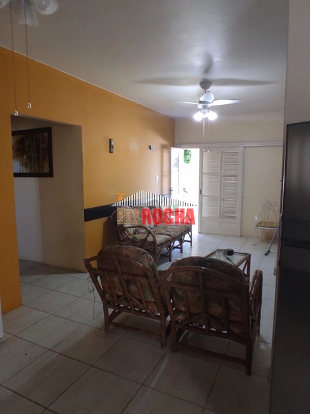 CASA COM LAJE A UMA QUADRA DO MAR!: 6ª foto da galeria de imagens do imóvel